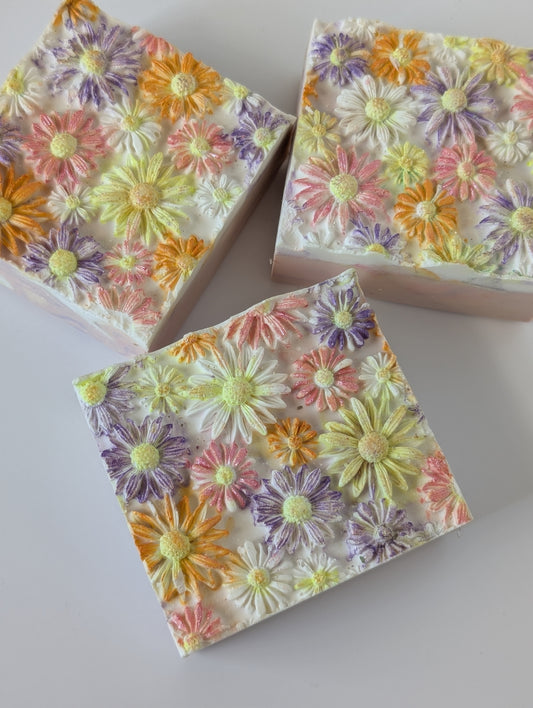 **Spring Daisies - Honeysuckle scented**