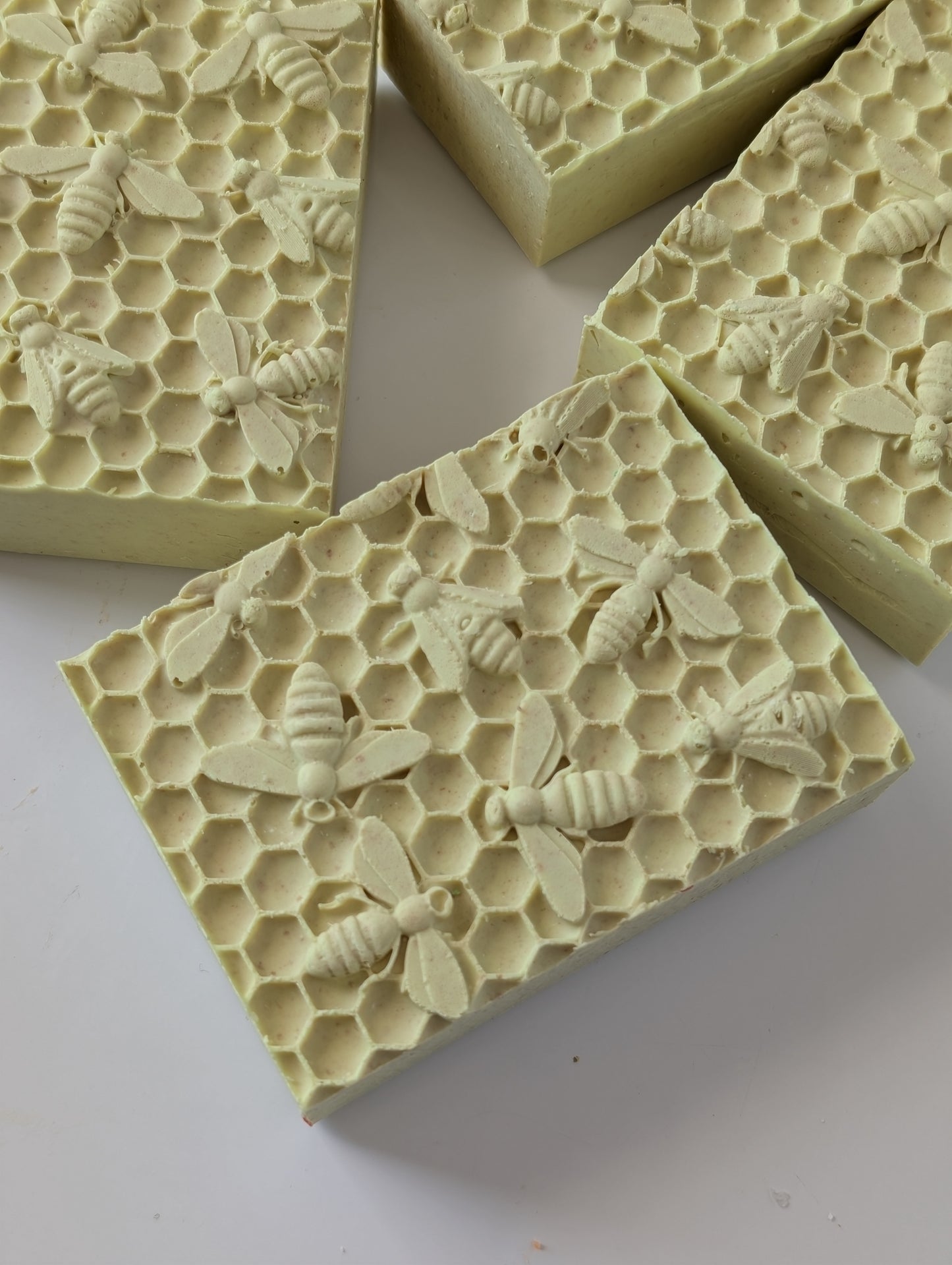 **Honeybee blossoms - Eglantine scented**