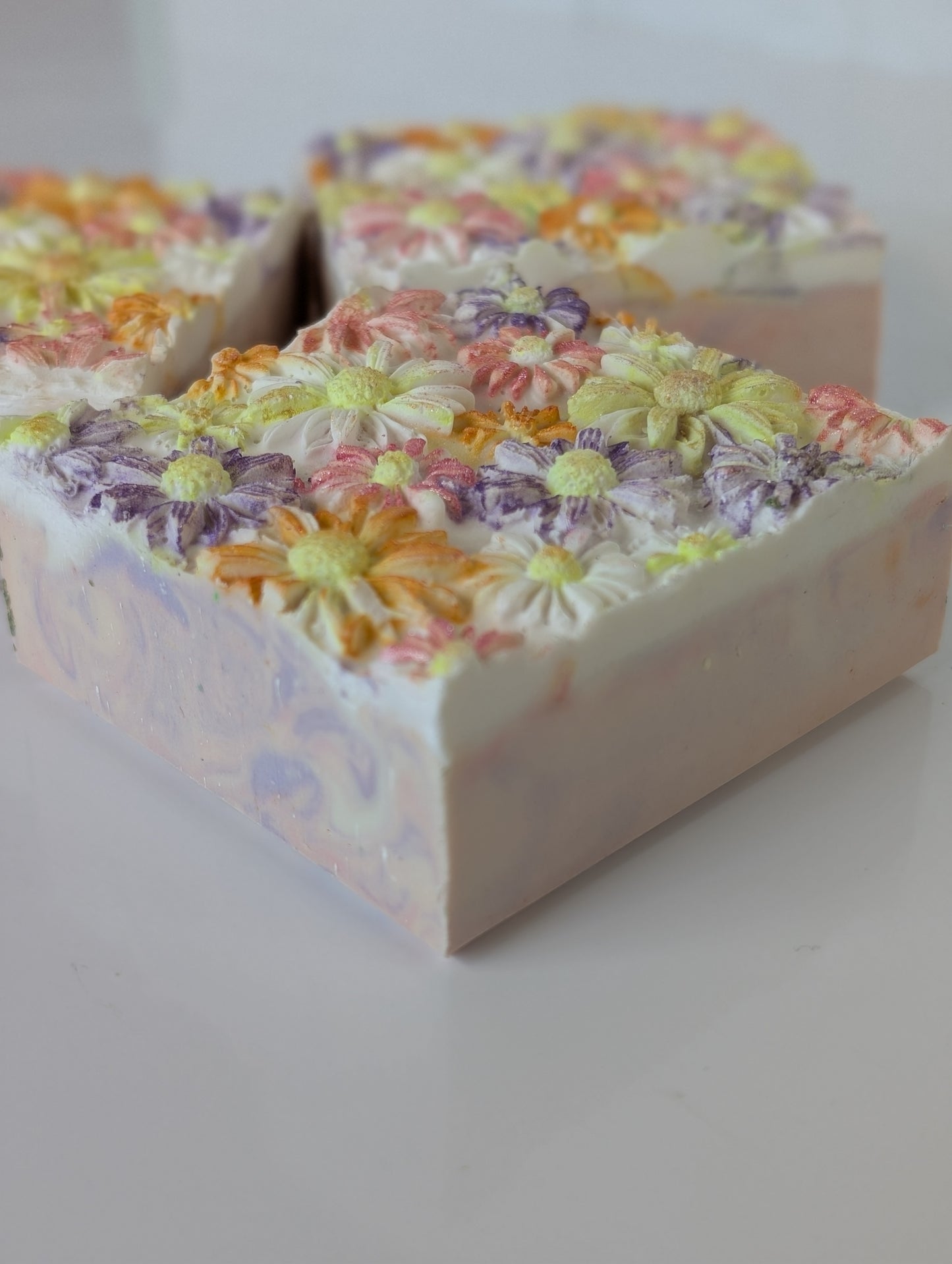 **Spring Daisies - Honeysuckle scented**