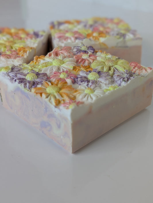 **Spring Daisies - Honeysuckle scented**